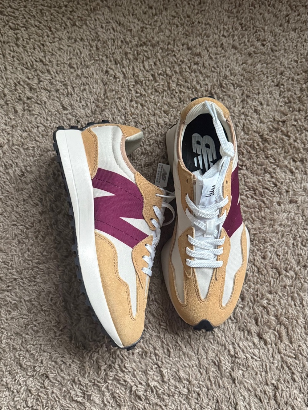 NB 327s NWOT, Men’s 7 (Runs SMALL)